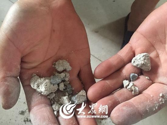 村民用手一掰,水泥塊就碎了