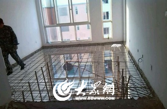 沙崗社區12號樓402室樓板坍塌,只剩下鋼筋。(資料圖)