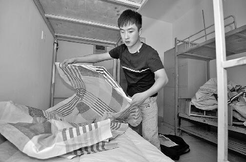 来到自己的宿舍,按照部队的习惯整理床铺。 记者郭尧 摄