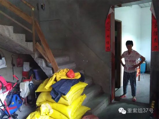 堆積著雜物的陳文輝家非常簡陋。 新京報(bào)記者 谷岳飛 攝堆積著雜物的陳文輝家非常簡陋。 新京報(bào)記者 谷岳飛 攝