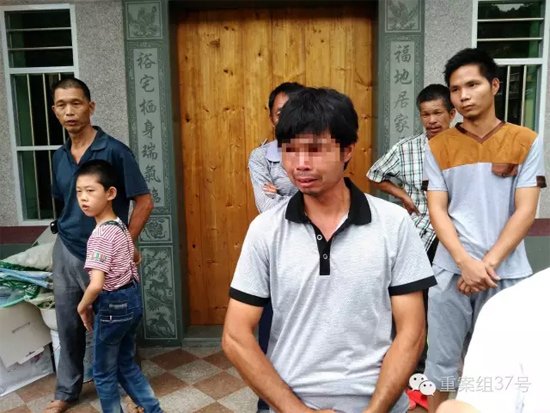 聽說兒子涉嫌犯罪,陳文輝的父親失聲痛哭。 新京報(bào)記者 谷岳飛 攝聽說兒子涉嫌犯罪,陳文輝的父親失聲痛哭。 新京報(bào)記者 谷岳飛 攝
