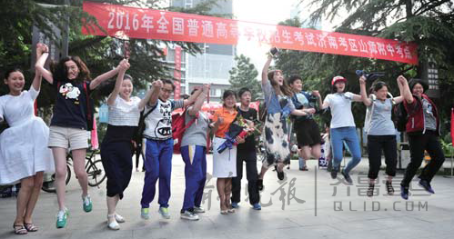 師生歡呼慶祝高考結束。隨著人才多元化考核，“一考定終身”被打破。周青先 攝