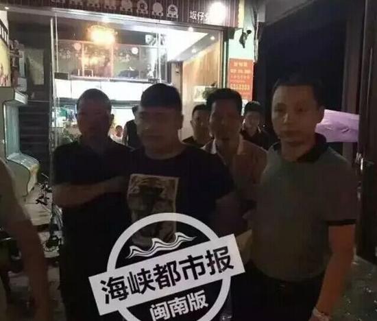 熊超被逮捕时的图片（图片来源于《海峡都市报》）