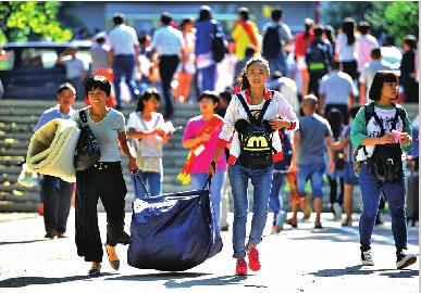 近日，在济南长清大学科技园，新生已陆陆续续开始到校报到，沉静月余的校园又热闹起来。 ( 范良 摄)