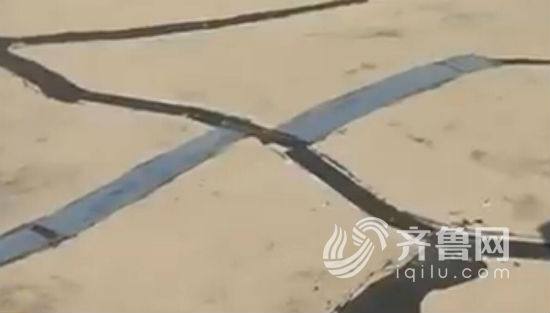 村民房頂上留下了大量修補的痕跡(視頻截圖)
