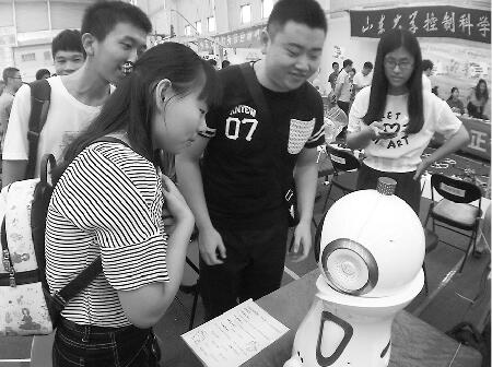 机器人受到大学生欢迎 记者曹莫 摄