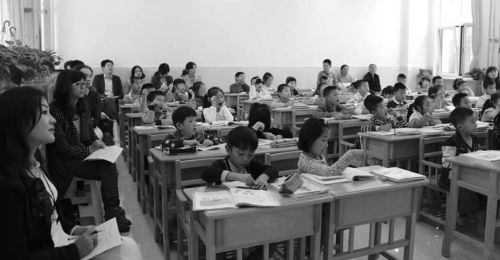 淄博市张店区一小学40人班额的教室。(资料片)