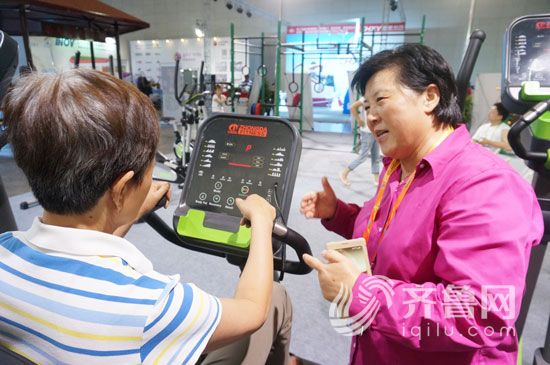 山东中大体育产业集团董事长徐美芳向参观市民介绍公司产品 (记者 郭丽媛 摄)