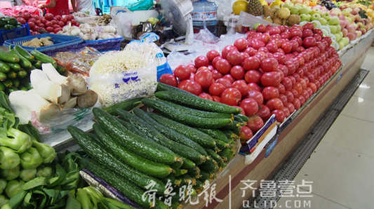 5日，济南文化西路一家菜市场，前来买菜的市民们发现这菜价近日是呼呼涨，如今连最平常的大路菜代表---西红柿和黄瓜已经涨到了8元一公斤，其余的像茄子一公斤6元，大葱5元，生菜8元，白萝卜5元……（齐鲁晚报·齐鲁壹点 记者 周青先 摄）​
