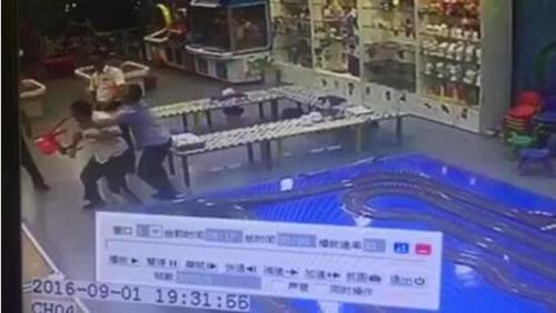 振華商場經理動粗視頻截圖。
