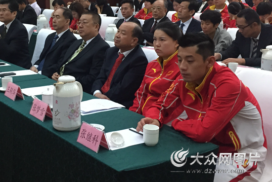 本次奧運會，山東喜獲4金4銀5銅共13枚獎牌，為祖國爭得了榮譽。圖為奧運冠軍張繼科與張夢雪在總結會上認真聆聽。（記者 王宗陽 攝）