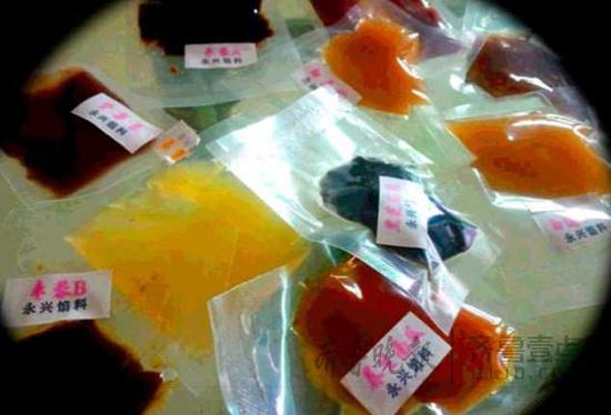 永興食品廠內,月餅餡料樣品上未標明生產日期、配料和營養成分。齊魯晚報·齊魯壹點 記者 攝