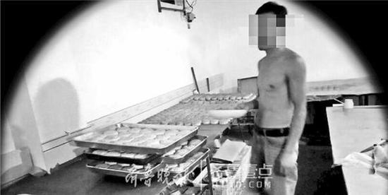 在河北容城一家庭作坊內,一名月餅生產者在光著膀子做月餅。齊魯晚報·齊魯壹點 記者 攝
所有水果餡料