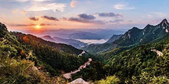 站在齐鲁嵩山之巅,临朐美景尽收眼底。