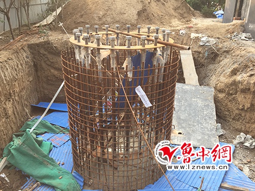 “大坑”里的底座和房屋墙壁已被贴上写有“此处已被查封停建”字样的封条