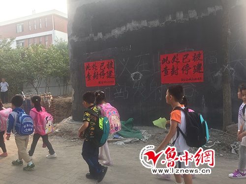据目测,基站选址距离祥瑞园小学一座教学楼约二三十米,“大坑”周围没有围挡措施