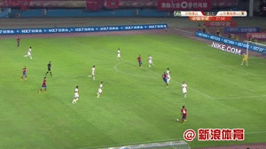 李松益疑似禁区内首球李松益疑似禁区内首球
上半场比赛进行到第39分钟时,建业边后卫杨