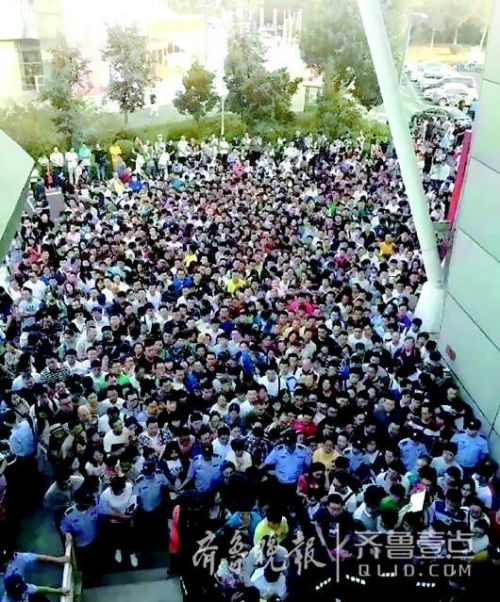 17日上午,鲁能泰山七号的开盘现场,排队的选房者挤成乌泱泱一片。 (读者供图)