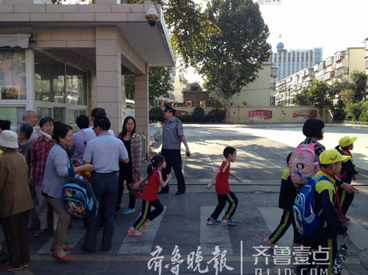 就在前幾日,曾有騙子到校門(mén)口誘騙小學(xué)生說(shuō)出家長(zhǎng)信息。齊魯晚報(bào)·齊魯壹點(diǎn) 記者 戚云雷 攝