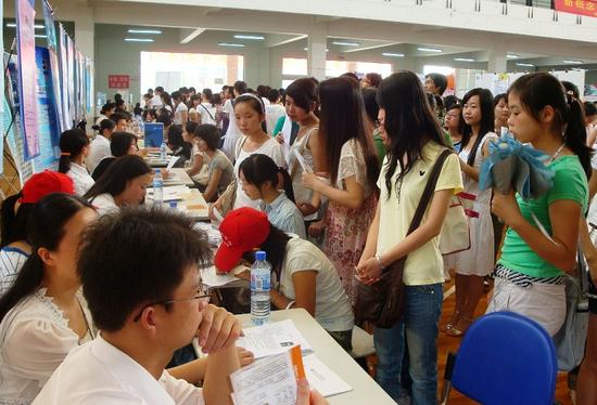 山东一高校强制学生打工 学生偷跑回来担心没毕业证