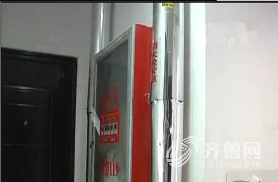 張女士門口的消防箱和消防立管