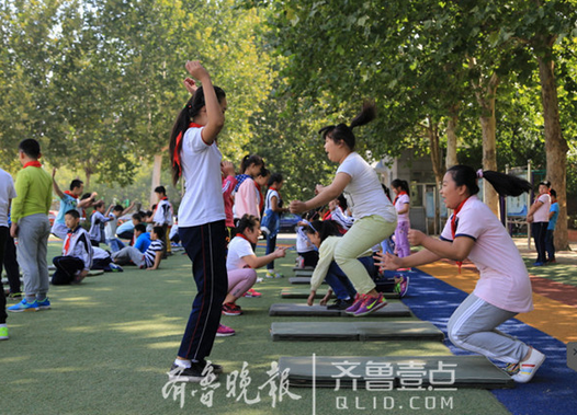 20日,濟南匯文實驗學校的學生在進行體育活動。齊魯晚報·齊魯壹點 記者李飛通訊員艾國慶攝