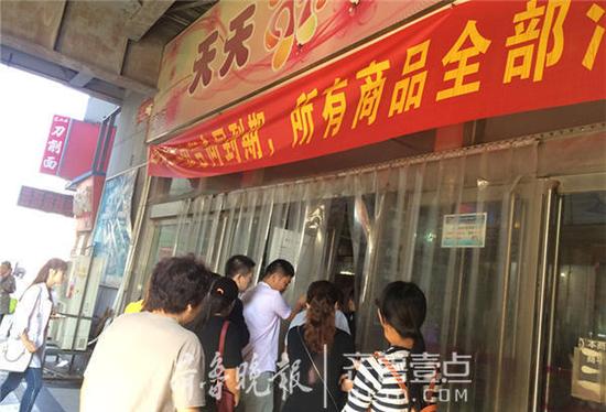 淘寶街或將關門,不少市民前來淘寶。