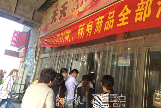 淘寶街或?qū)㈥P(guān)門(mén),不少市民前來(lái)淘寶。