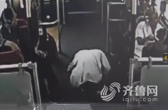 抱狗男子向乘客下跪(视频截图)
