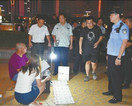 日前，泉广安保人员与公安、城管等部门一起劝阻摊点商贩。 资料照片