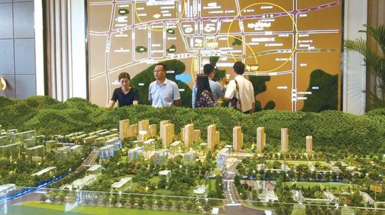 济南东部经十路附近某楼盘,市民正在看房。齐鲁晚报·齐鲁壹点记者 周青先 摄