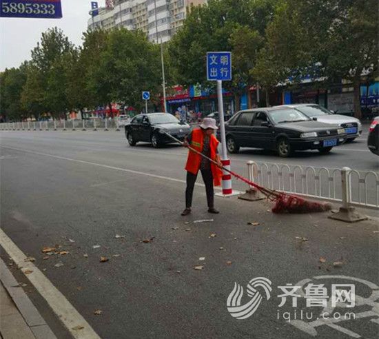 環衛工人正在打掃非機動車道