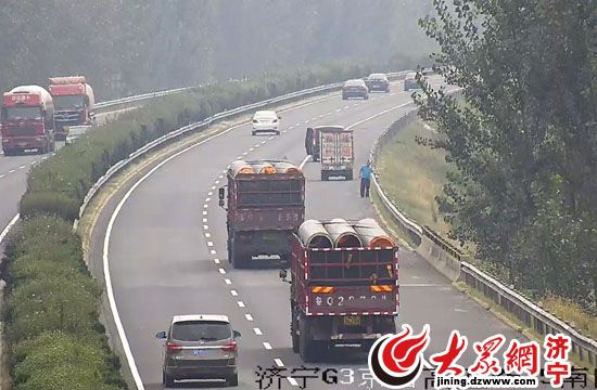 高速過往車輛減速避讓 險象環生