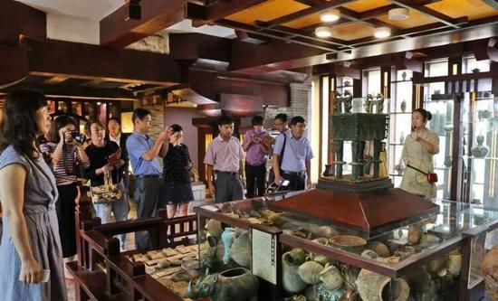 采訪團參觀酒文化體驗館
