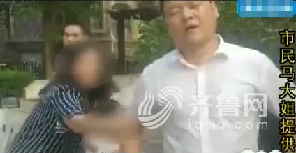 馬大姐拿出現(xiàn)場拍攝的一段視頻,視頻中的白衣男子就是物業(yè)經(jīng)理武春寶。(視頻截圖)