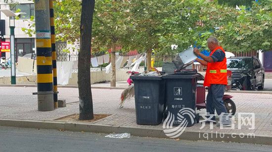 一位環衛工人正在清理垃圾
