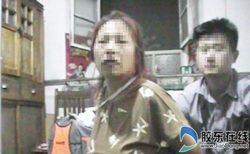 民警在申某(左)一位相親對象的家中將其抓獲