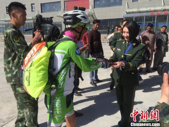 在喀什红其拉甫口岸,因为端午节的到来,当地边防官兵给即将过关的苟焕强发粽子。 钟欣 摄
