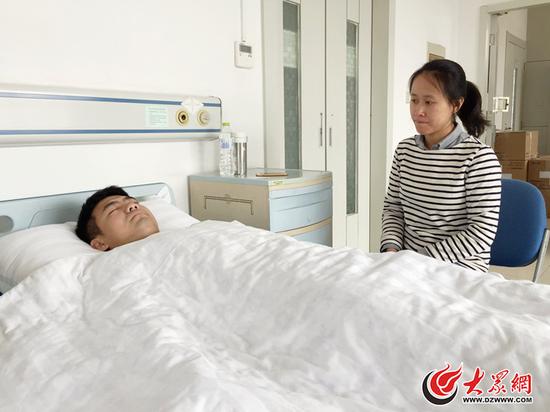 为保证采集质量，医生不让路越情绪激动，他只好闭上眼睛“睡觉”，妻子李晓庆有些紧张地注视着他。