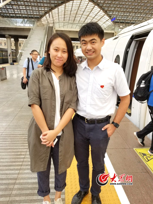 从青岛前往济南出发时，路越和妻子李晓庆的合影。路越特意在胸前别上了一颗红心标志。