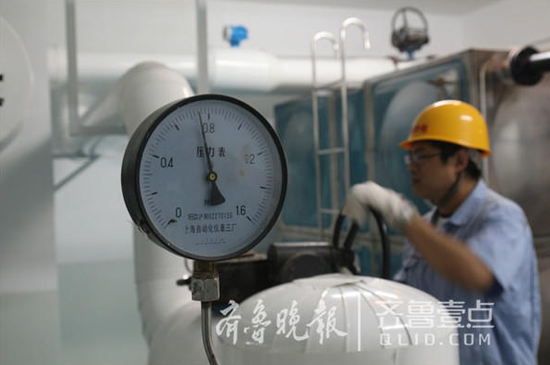 (工作人員在供暖前數月就要對換熱設備進行調試。(資料片)齊魯晚報齊魯壹點記者 蔣龍龍 攝)