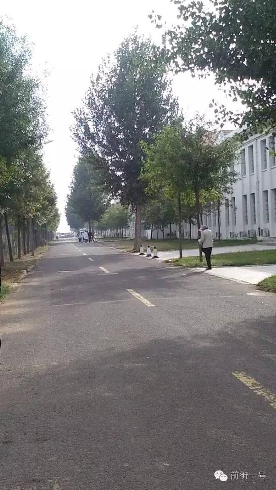 30日早上8点,行刑人员(远处白衣者)走进看守所大楼。受访者供图