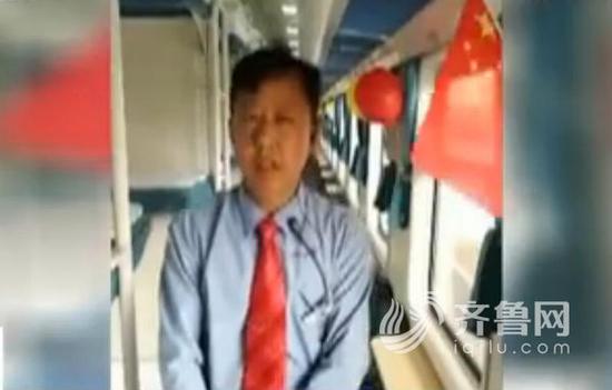 在天安門廣場撿垃圾的楊繼海是濟南鐵路局濟南供電段金華包乘組的普通一員(視頻截圖)
