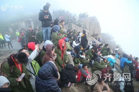 國慶假期首日，十一小長假首日數萬游客登頂泰山，因山頂氣溫較低，不少游客為一睹泰山日出勝景，沒有在旅館入住的游客，只好穿著軍大衣露宿山頂，或在路邊席地而睡等待凌晨日出，場面壯觀。