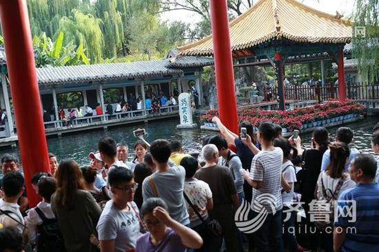 國慶假期首日，在濟南在趵突泉公園內，至少萬余名游客涌進園內進行觀賞，雖然十一當天的趵突泉水位為29.05米，比上個月有小幅的下降，但是泉水仍在噴涌狀態，絲毫不影響游客的心情。