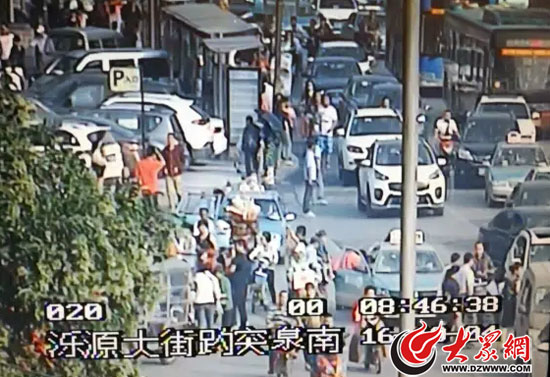 早晨不到9點，趵突泉南門附近就開始出現了明顯壓車（濟南交警供圖）