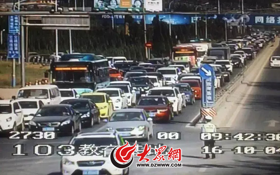 前往南部山區的車流行駛緩慢，且上午下午潮汐明顯（濟南交警供圖）