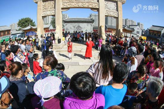 10月1日,國(guó)慶節(jié)首日,在青島市即墨古城游人如織,大鼓書(shū)、漁家號(hào)子、秧歌等獨(dú)具地域文化特色的民俗展演,為國(guó)慶佳節(jié)增添濃濃文化氛圍。齊魯網(wǎng)發(fā)/視覺(jué)中國(guó)