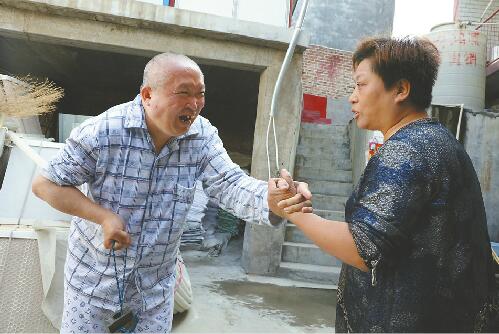 李元芳攙扶王桂庵鍛煉運動機能 實習生王汗冰 攝
