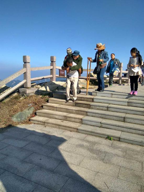 中國好女婿背著岳父登頂蒙山。